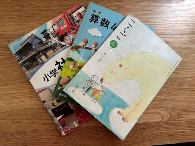 小学校6年分の教科書は本棚で保管！あえて読める場所に置くメリットとは？