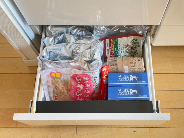 ペットフードの収納はここが正解だった！キッチンの引き出し活用がうまくいく