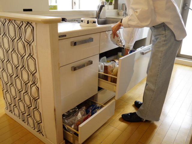 ペットフードの収納はここが正解だった！キッチンの引き出し活用がうまくいく