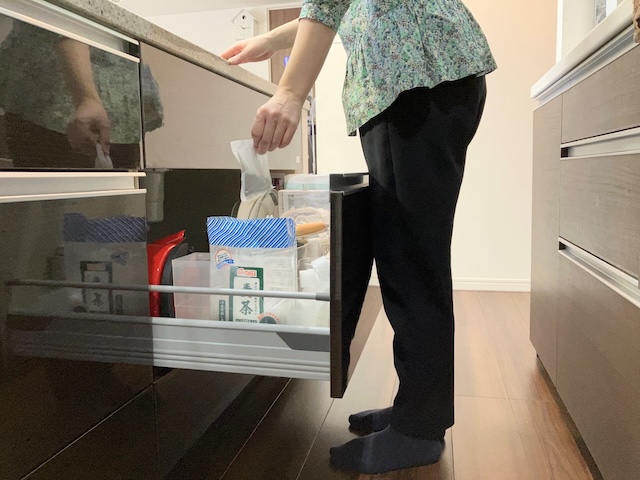 キッチン収納のお悩み解決！ダイソーA4ファイルスタンドで深い引き出しがスッキリ整う