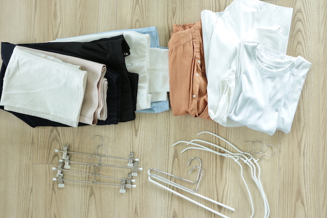 すっきりしたクローゼットは、ハンガーを増やす前に服を見直すのがポイント 