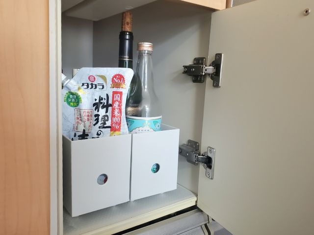 観音開きのシンク下の「使いにくい」を解決！無印良品と100均で叶えた4つの収納アイデア