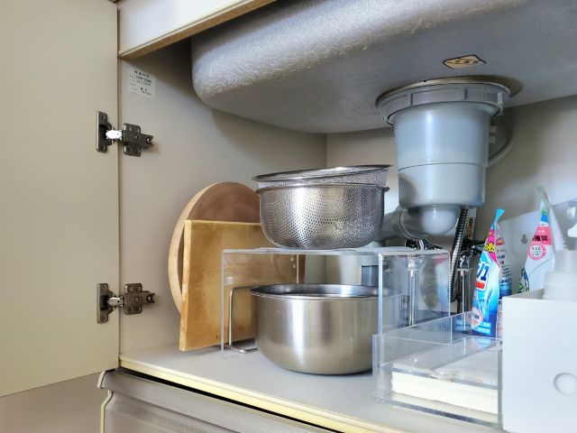 観音開きのシンク下の「使いにくい」を解決！無印良品と100均で叶えた4つの収納アイデア
