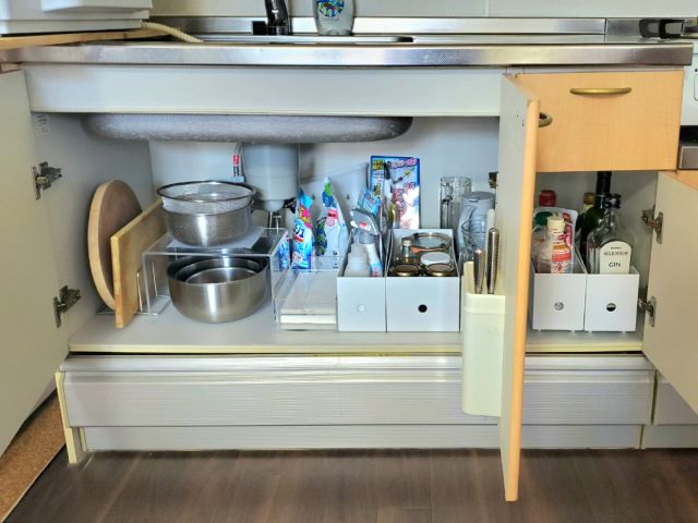 観音開きのシンク下の「使いにくい」を解決！無印良品と100均で叶えた4つの収納アイデア