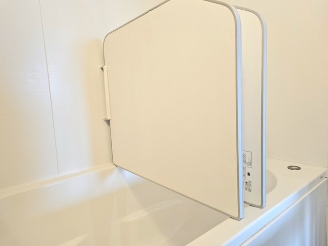 お風呂のフタのカビ予防に効く！100均グッズで浮かせて乾かす置き方とは