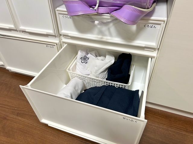 【小1女子のリビング収納】制服・私服・小物がたくさん！片づけのプロと見直すリビングの洋服収納