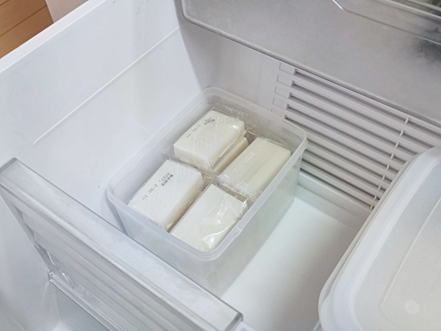100均セリア「フタが立つケース」は実は本体も優秀だった！冷蔵庫収納の活用術3選 