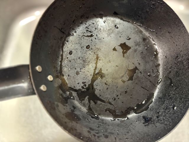 鉄フライパンは、棕櫚（シュロ）たわしでOK！無印良品の棒たわしで始める“洗剤なし”生活