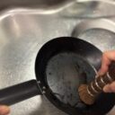 鉄フライパンは、棕櫚（シュロ）たわしでOK！無印良品の棒たわしで始める“洗剤なし”生活