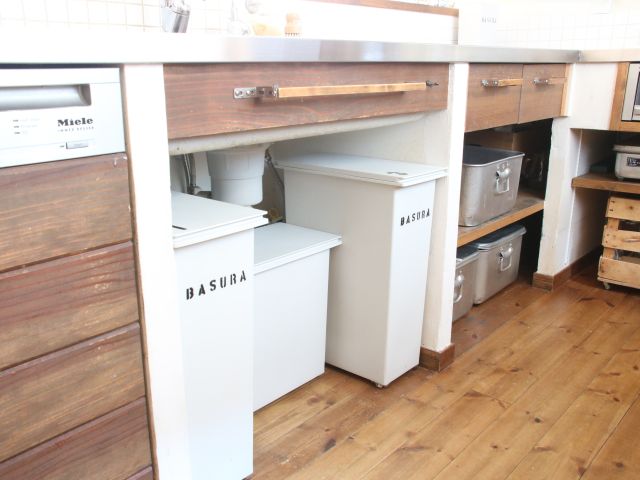 無印良品で「シンク下にゴミ箱が収まらない」を解消！配管を避けてスッキリ収納を実現 