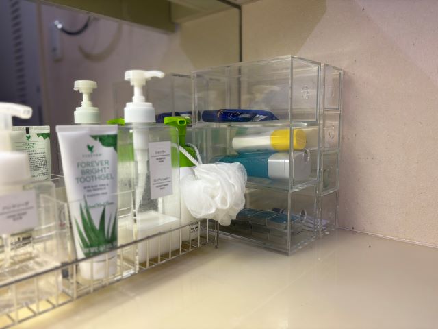 隠す収納をやめたら家族が変わった！洗面台を「無印良品」のアクリル収納で“見せる収納”に