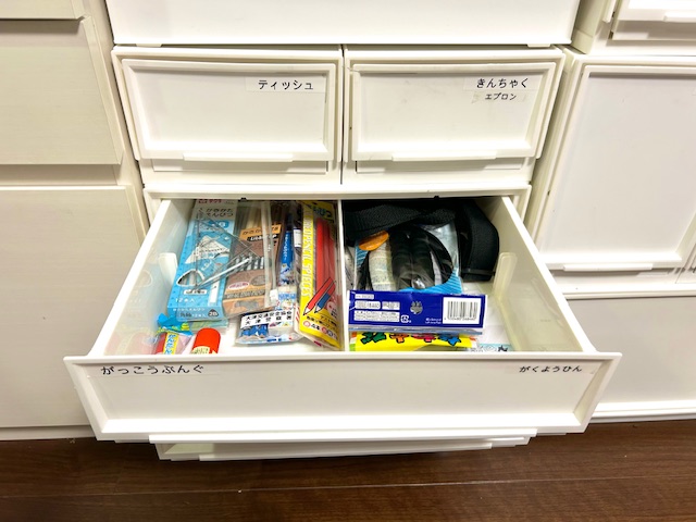 【小1女子のリビング収納】夏休みに文房具整理！片づけのプロと見直すリビングの学用品収納