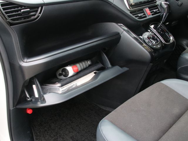 狭い車内でも置きたいものをスッキリ収める！収納スペースをつくる3つの工夫